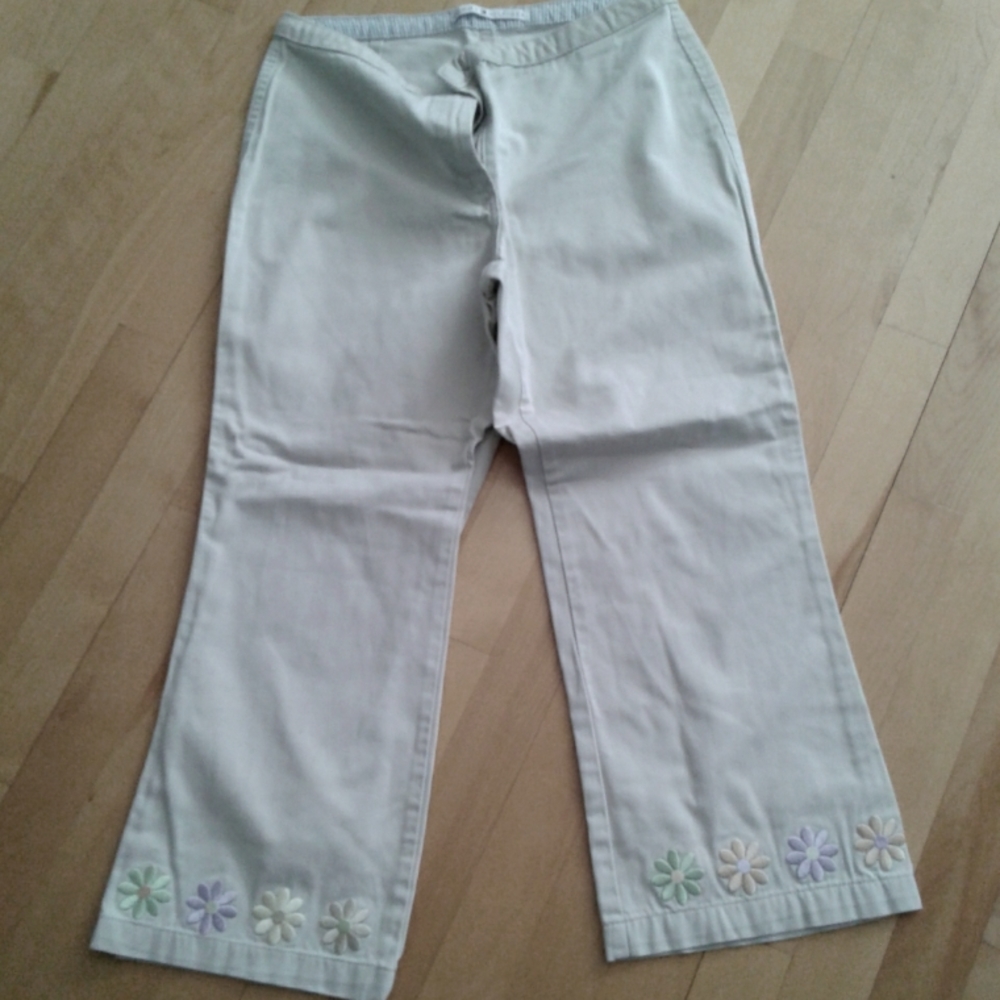 Capri pants with floral embroidery excellent condition  Sz S